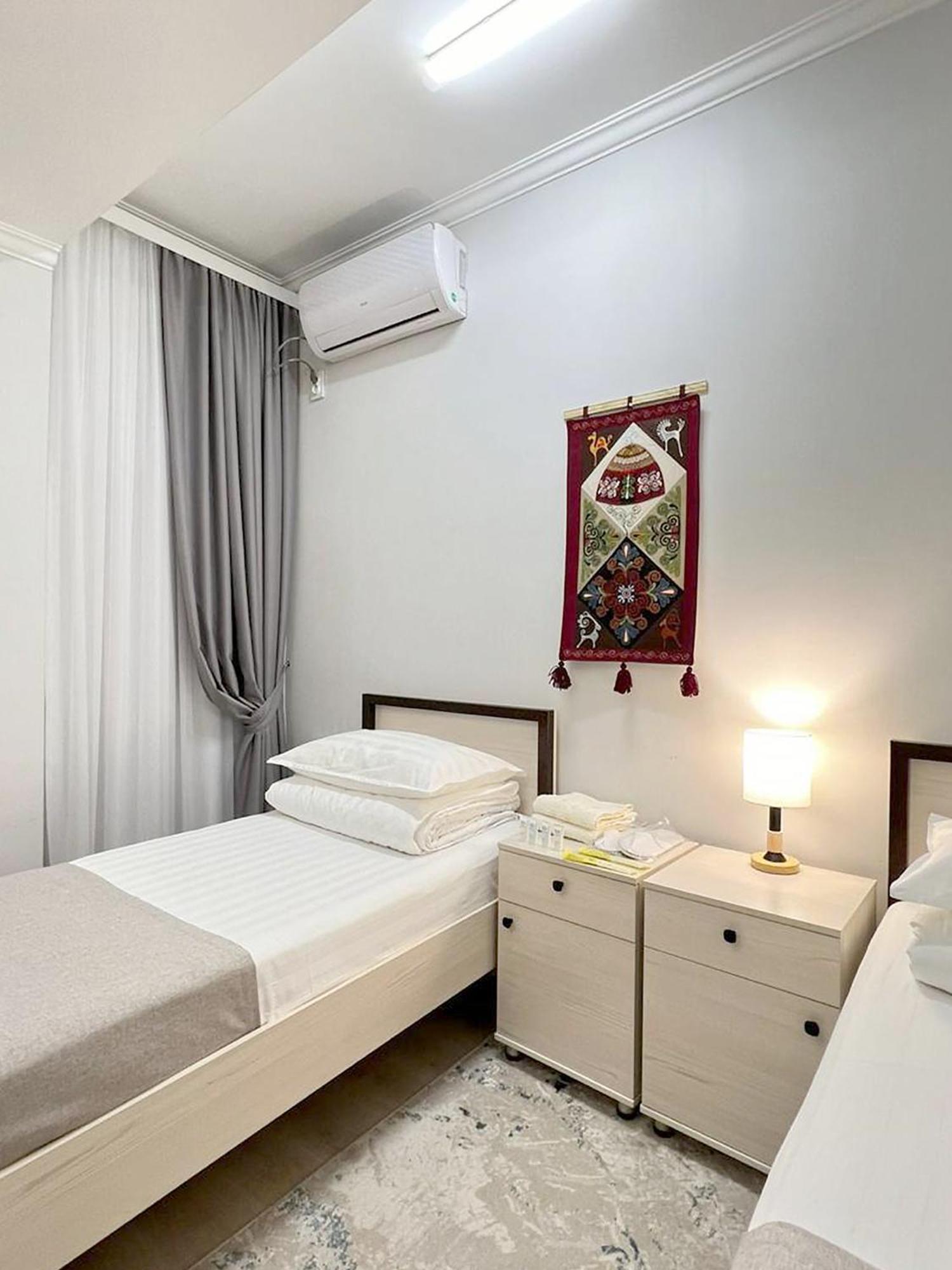 Compass Hostel Bisjkek Buitenkant foto