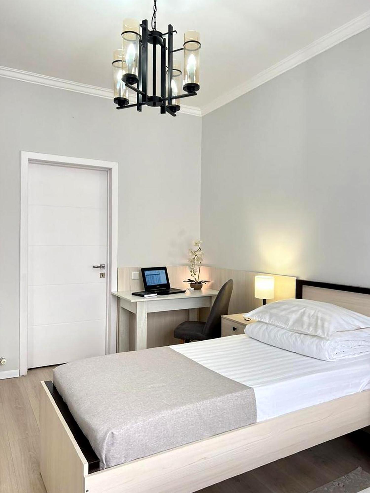 Compass Hostel Bisjkek Buitenkant foto