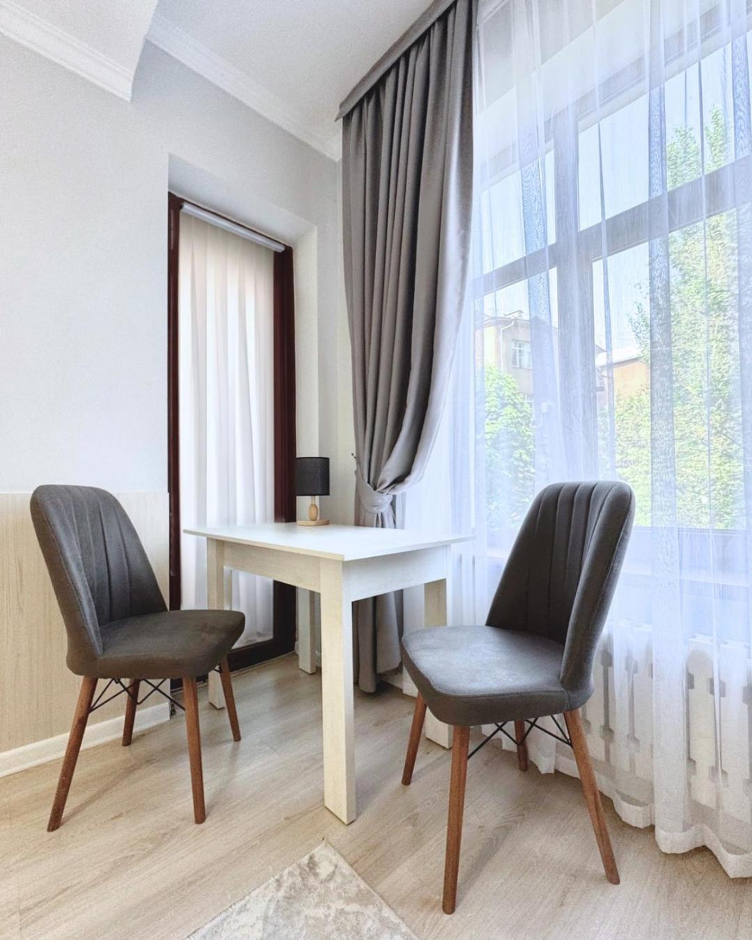 Compass Hostel Bisjkek Buitenkant foto