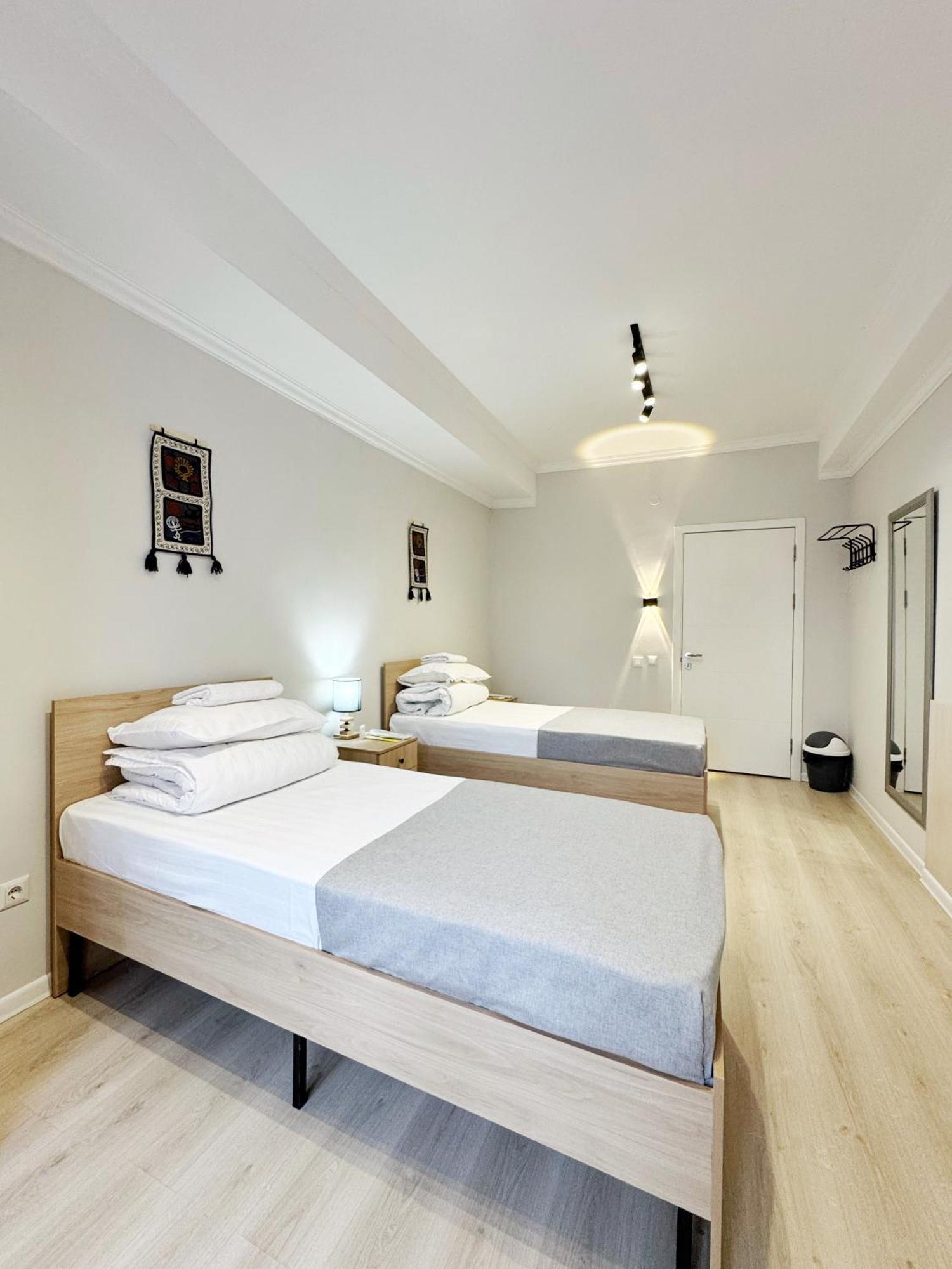 Compass Hostel Bisjkek Buitenkant foto