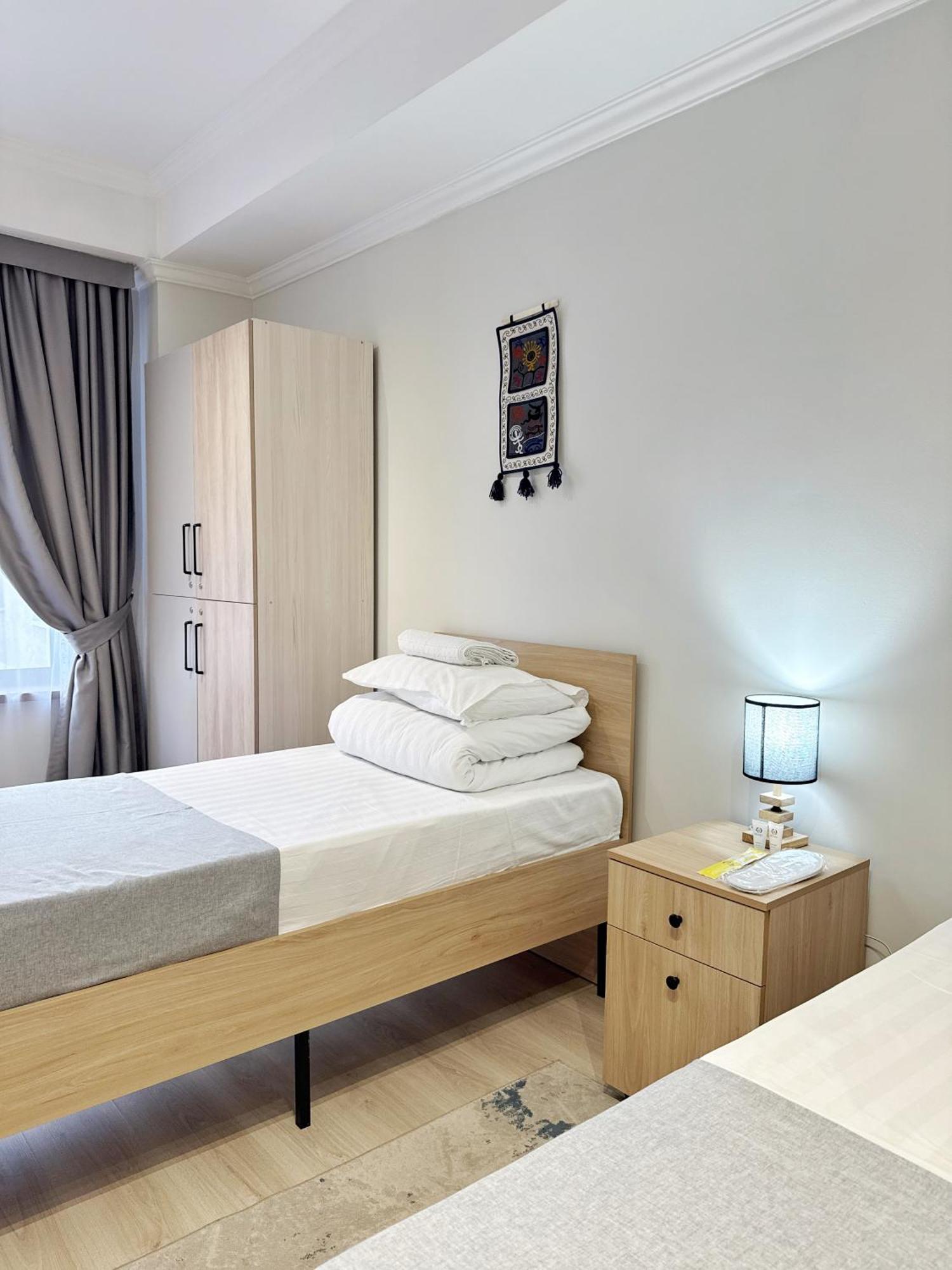 Compass Hostel Bisjkek Buitenkant foto