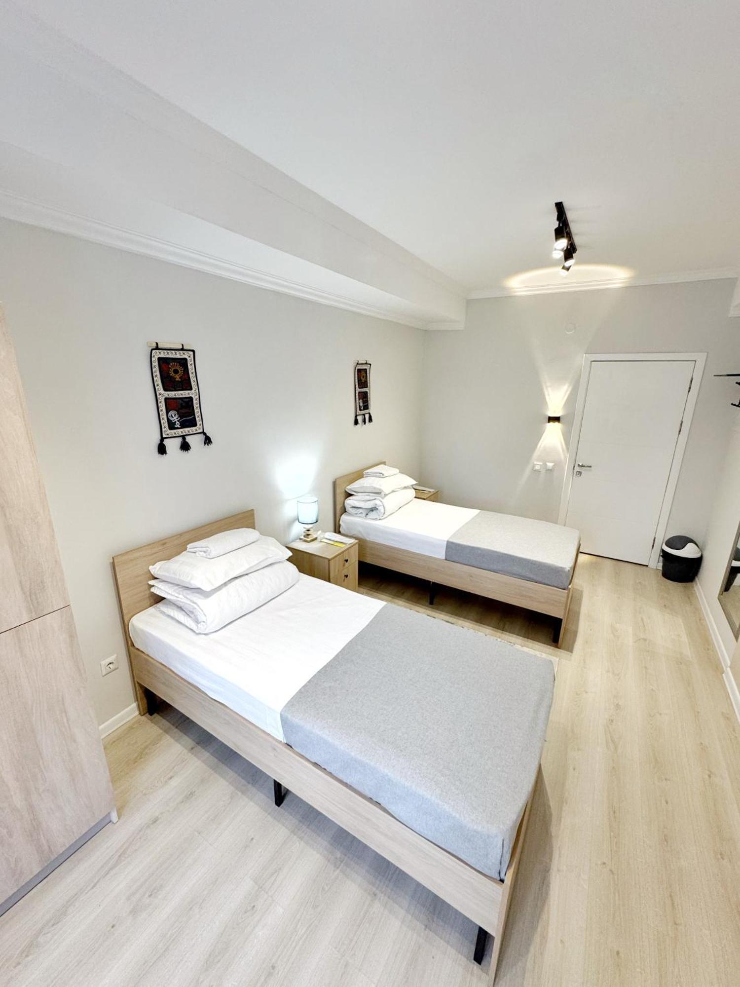Compass Hostel Bisjkek Buitenkant foto